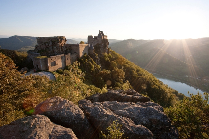 Burgruine Aggstein an der Donau in der Abenddämmerung