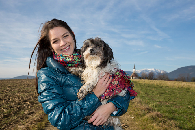 Mädchen mit Hund in den Armen