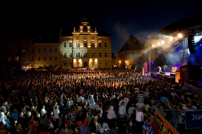 Konzert mit Böhne am Domplatz St. Pölten bei Nacht