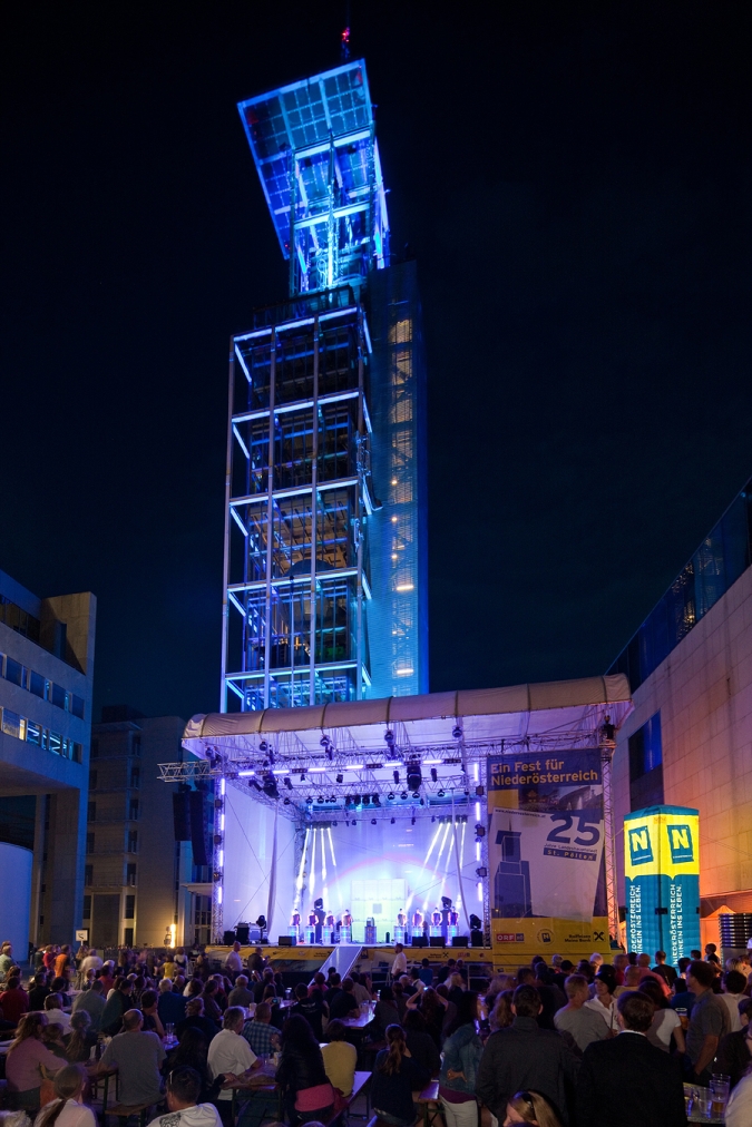 Bühne vor dem beleuchtetem Klangturm im St. Pöltner Regierungsviertel bei Nacht
