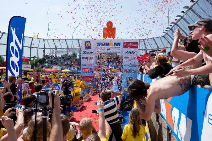 Begeisterte Besucher empfangen die Sportler im Ziel beim St. Pöltner Ironman